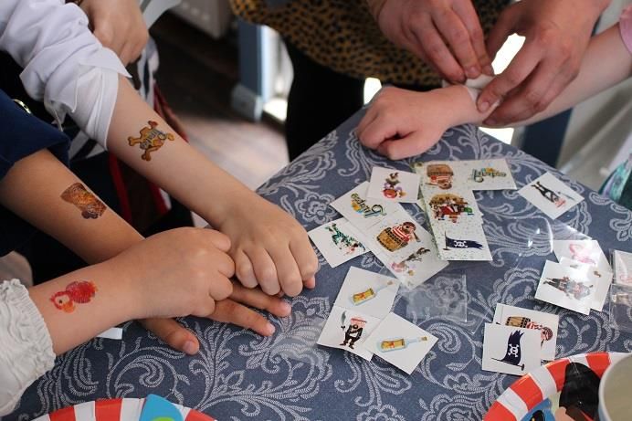 onboardtfs's tweet photo. Golden coins everywhere! Pirate Birthday Party for Lucas. What a grrrreat Crew we had on board The Floating Showroom! Book your child’s birthday party here :) https://t.co/lD01jT6eyE #regentscanal #kidparty #boatparty @LNDNForKids @HowToEnjoyLDN https://t.co/aDKgUndEJ8