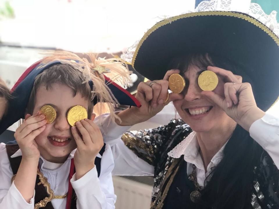 onboardtfs's tweet photo. Golden coins everywhere! Pirate Birthday Party for Lucas. What a grrrreat Crew we had on board The Floating Showroom! Book your child’s birthday party here :) https://t.co/lD01jT6eyE #regentscanal #kidparty #boatparty @LNDNForKids @HowToEnjoyLDN https://t.co/aDKgUndEJ8