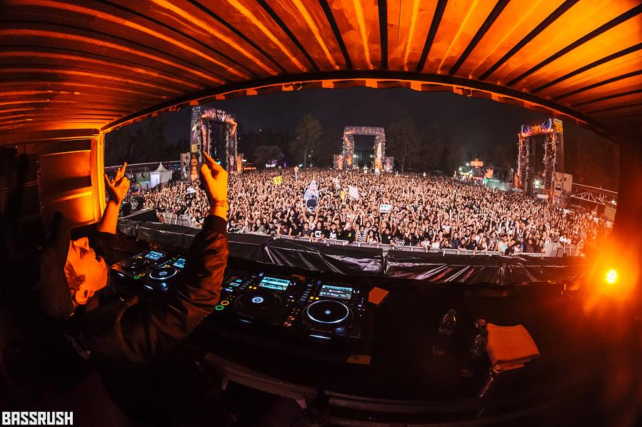 🔥🔥 We're getting lit this Friday at the MID with <a href="/killthenoise/">ᵏᵗⁿ</a> and <a href="/woolimusic/">🦣 WOOLI 🦣</a>!  Chi-town DJs <a href="/graham_geren/">GXG</a> &amp; <a href="/RAAKMO/">RAAKMO</a> on support!

Tickets - fanlink.to/killthenoise 🎫