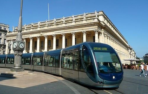 grescoe's tweet photo. "A developed country is not a place where the poor have cars. It's where the rich use public transportation." —@EnriquePenalosa
(photo: tramway in #Bordeaux) https://t.co/3GybvwmRtV