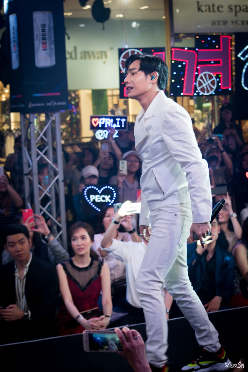 ViewZiiKudpho's tweet photo. เห้ย! ยังไงอะเรา มองหน้าอยากมีเรื่องหรืออยากมีลูก 🤨🤨🤨
โอ้ยยยยยยย ท่าเดินพี่โชคเก๋ามาก
#เป๊กผลิตโชค
#PeckPalitchoke
#palitgallery
#EMFASHIONICON
#EMFierceFashion
#EMFierceFashionEP2
#ViewSri https://t.co/TWV3X1S0JN