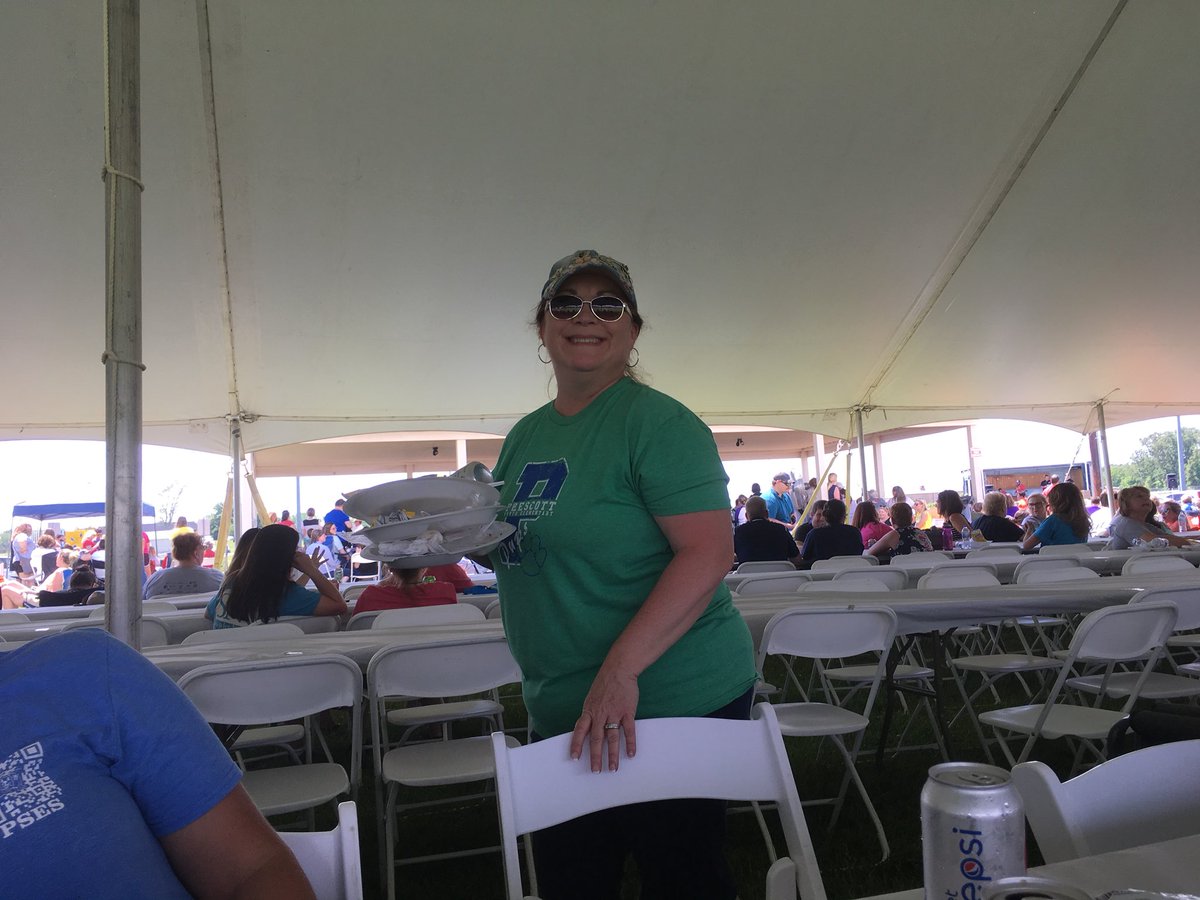 mrsbeachteaches's tweet photo. The service at the faculty picnic is excellent! #pcsstn https://t.co/7SxUn3eOUX