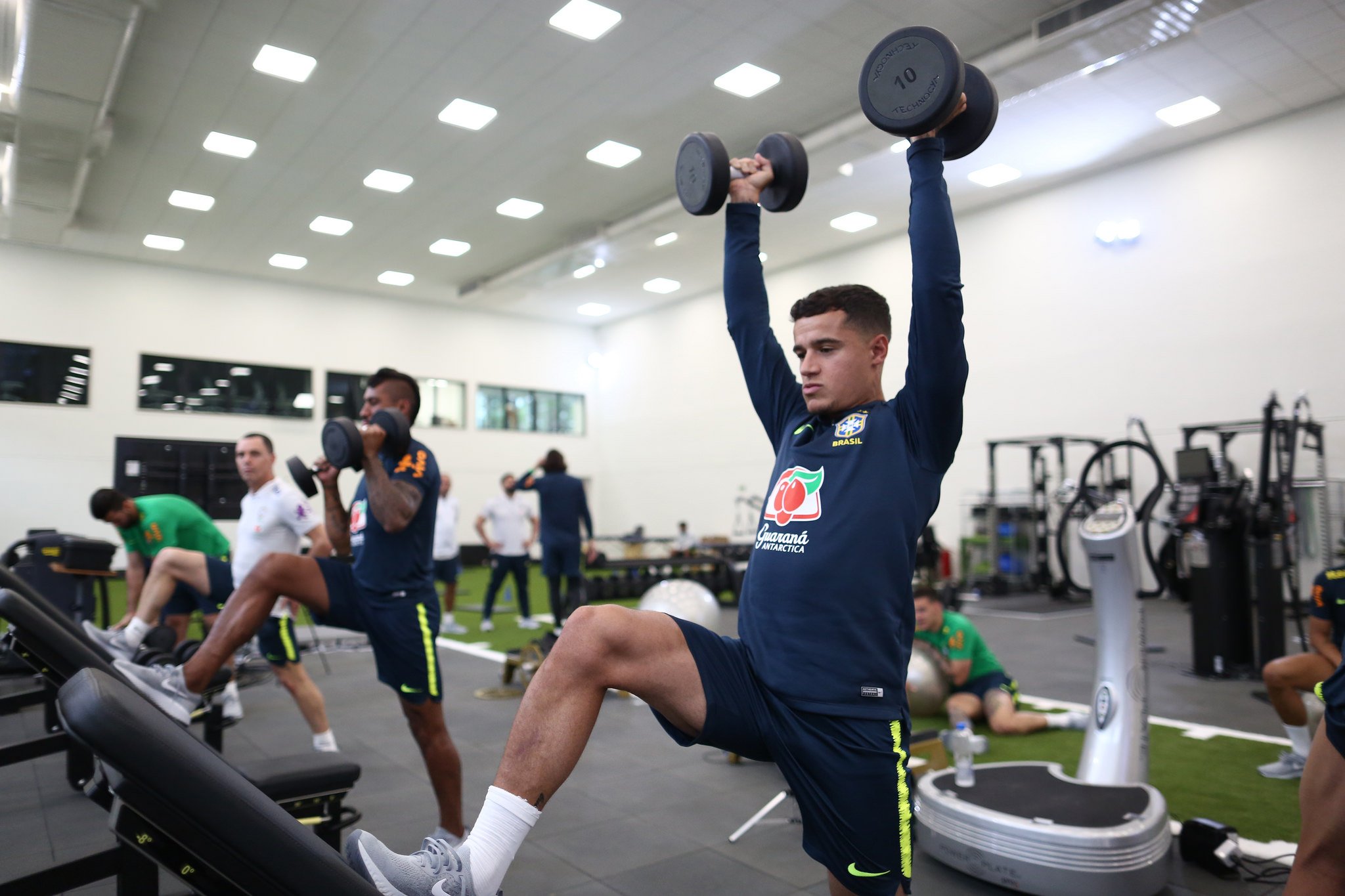 صور : كوتينيو في تدريبات المنتخب البرازيلي 24-05-2018 Dd521qLU0AAhsRE