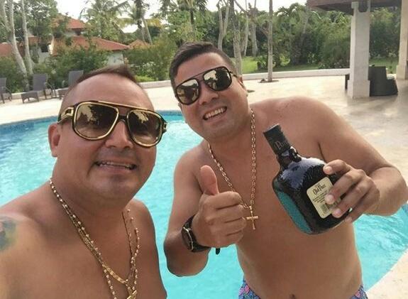 jesusmedinae's tweet photo. ¿Nuevo rico Socialista? Miren a este boliburgues de nombre Franco Guillermo Ferrer, luciendo en su cuello "Guayas de teleférico de purito oro" mientras en los barrios de Venezuela reciben cajas del Clap con gorgojos y podridas. https://t.co/gqRNZ3J0Ev