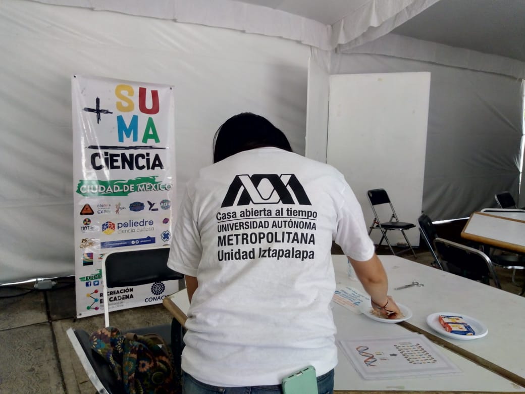 PoliedroCC's tweet photo. ¡Ya estos listos! 
Construye tu ADN y juega a la Oca para descubrir los colores de los animales en #FCyH #FeriaCienciasUAM-I #UAM unidad Iztapalapa! #SumaCiencia #Súmate https://t.co/kd9DxToNSn