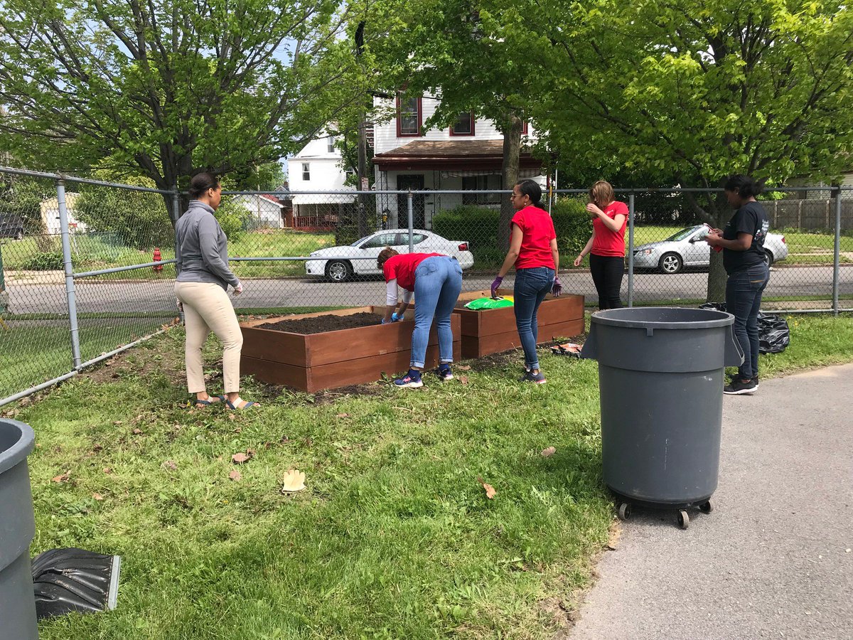 YMCABuffNiag's tweet photo. A BIG thank you to the volunteers from @keybank who took time out of their day to help spruce up our William-Emslie Family YMCA on this "Neighbors Make the Difference Day". We appreciate your hard work. Thank you! #NeighborsMakeTheDifference #ForABetterUs https://t.co/oPTpxe6oni