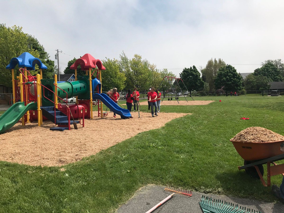 YMCABuffNiag's tweet photo. A BIG thank you to the volunteers from @keybank who took time out of their day to help spruce up our William-Emslie Family YMCA on this "Neighbors Make the Difference Day". We appreciate your hard work. Thank you! #NeighborsMakeTheDifference #ForABetterUs https://t.co/oPTpxe6oni