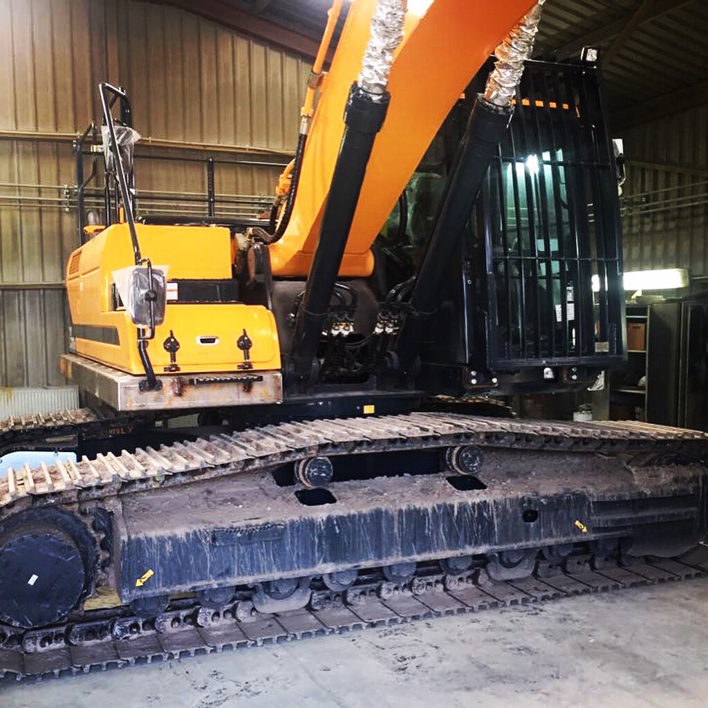 molson_group's tweet photo. #workshopwednesday
Here is a sneak peak of a new @HyundaiCEE HX300L having the full demolition spec upgrade. All fabrication and paintwork done in house.
You want it, we can do it.
#hyundai #hx300 #demolition #excavator #demospec #digger #dighappy #molson #inhouse https://t.co/wokfgzUgQS