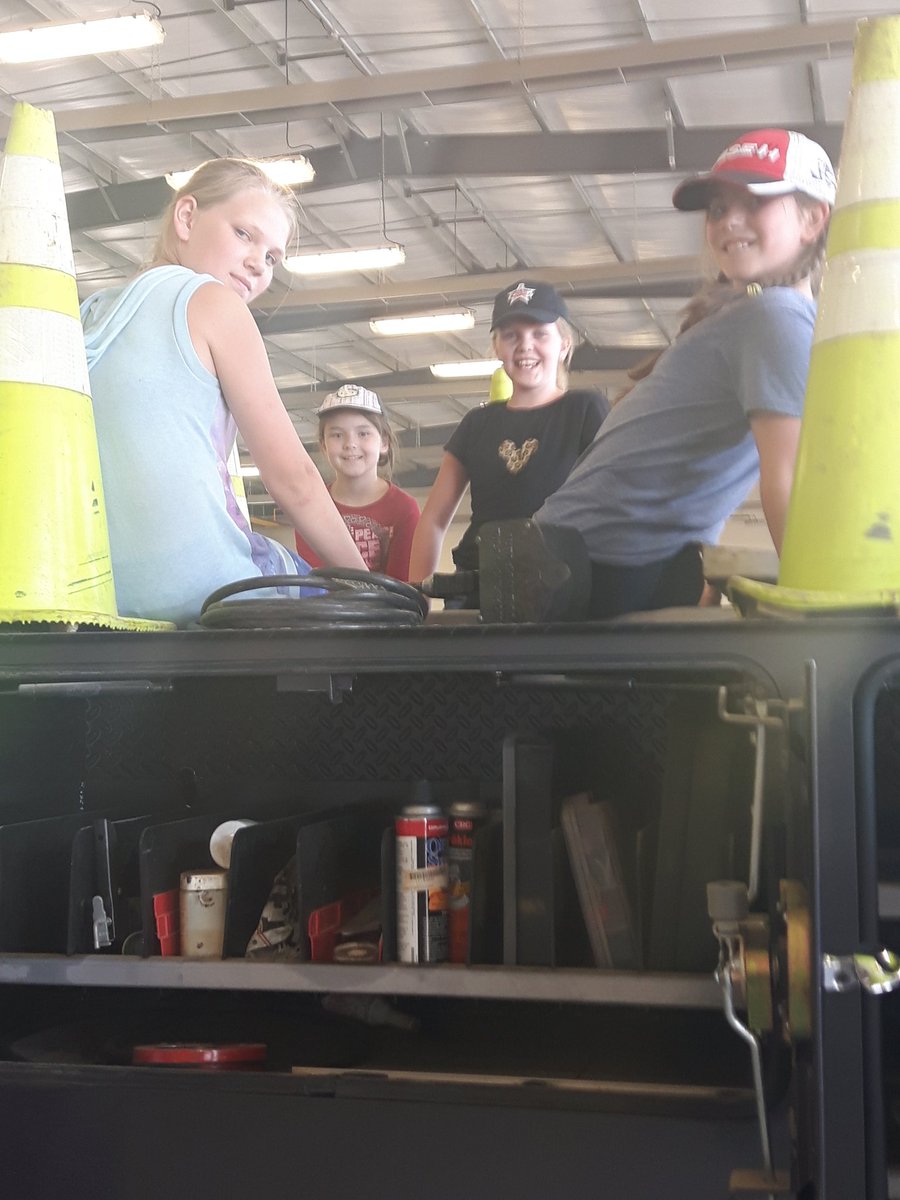 LNewby1969's tweet photo. @SchulerPRSD8 Grade four and fives at the Cypress County Public Works Day. Thanks! https://t.co/OVnlxieYnE