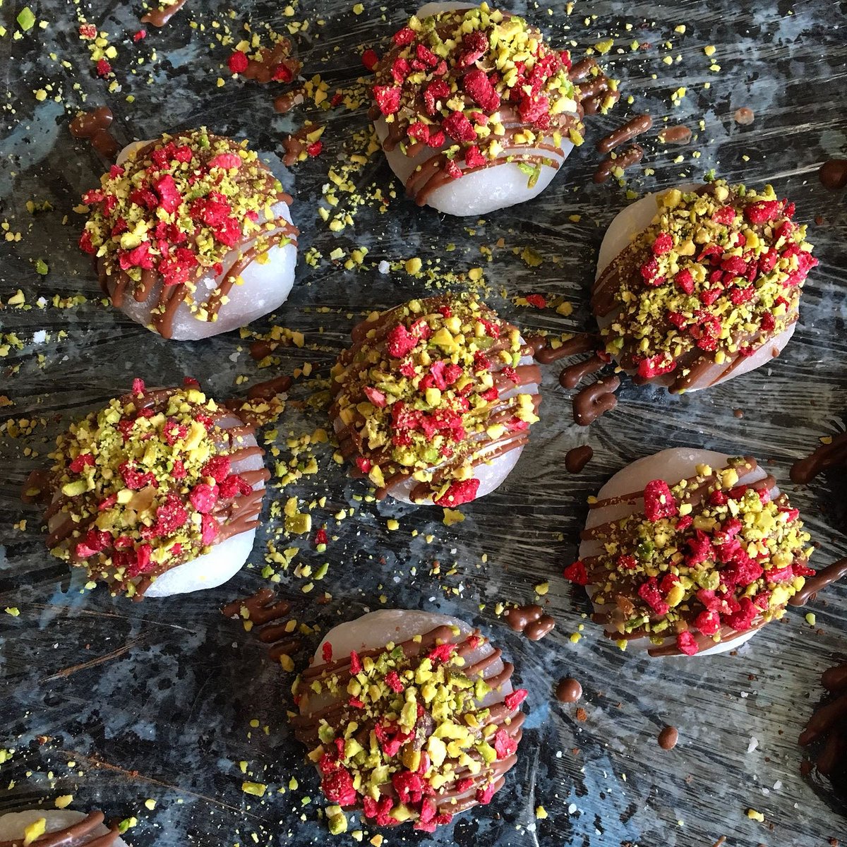 ainomochi's tweet photo. Pistachio &amp; Raspberry Mochi 👌 https://t.co/44zcAnXhKr