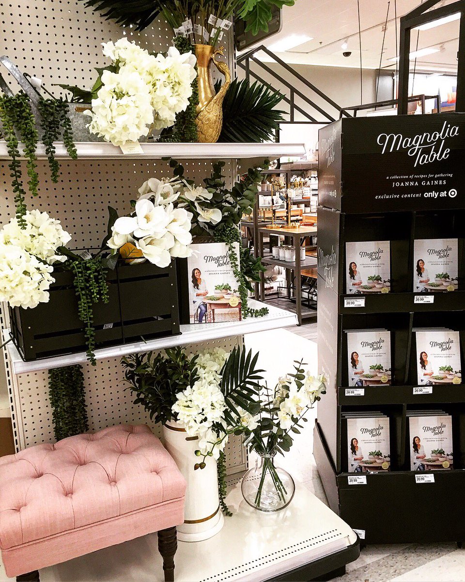 TargetVM_Philly's tweet photo. Beauty in every detail... even our end-caps 😉 at South Philly’s Target. We’re in full bloom and ready for Memorial Day weekend! #visualmerchandising #vmtarget #vmtltarget #displaydesign #floral #design #instagood #magnolia #threshold #opalhouse #beauty #g493 https://t.co/epUnZn243J