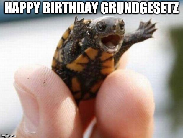 Wilory_Purple's tweet photo. BÄM! Deutschland hat jetzt schon 69 Jahre ein sehr, sehr tolles #Grundgesetz 😍! Klare Leseempfehlung für ALLE. Denn das Grundgesetz macht verdammt nochmal keinen Unterschied!  :) 

#HappyBirthday
#EndeDerEiszeit
#ReconquistaInternet https://t.co/DGPKMmMES8