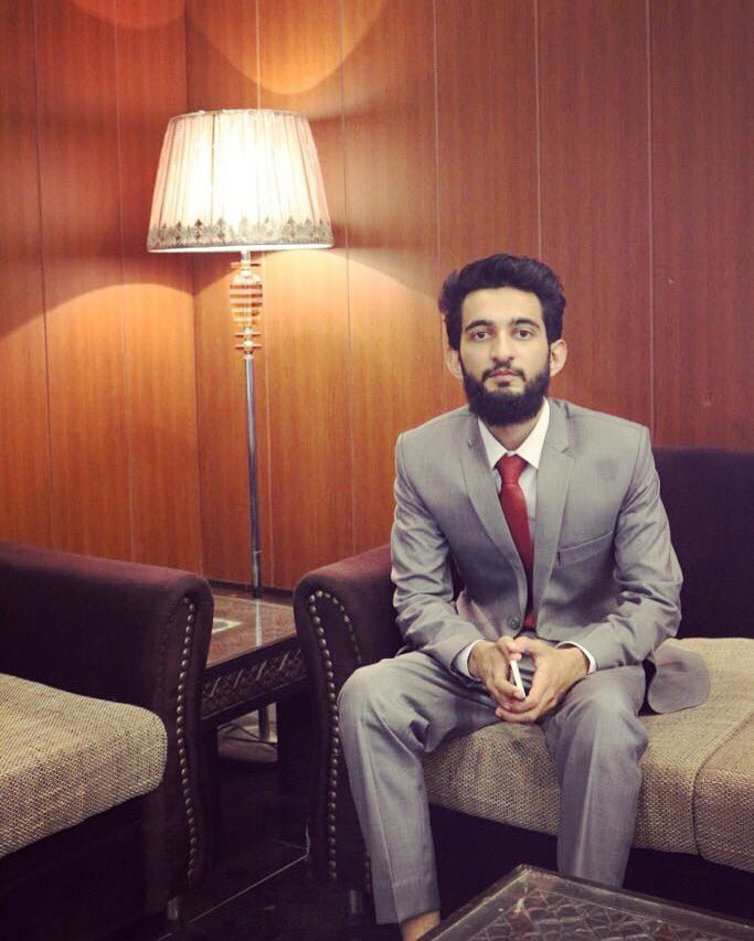 GoStudyUmer's tweet photo. #FineBrownMen Saray paisay pehli picture k hein 😂 https://t.co/bA34HG5bd6