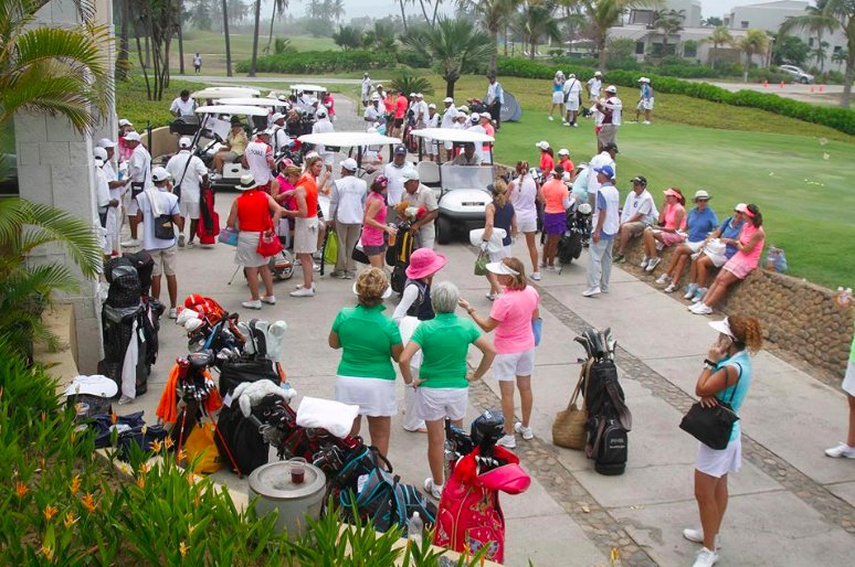 StatusGolfClub's tweet photo. Así se vive el XXXII Torneo Nacional de Parejas en @TresVidasAca. Las jugadoras amateur participan en 5 categorías y el sistema de juego cambia cada día. 
Fotos: @AMFGOLF / Joel Martínez https://t.co/YLI7fZrZYX