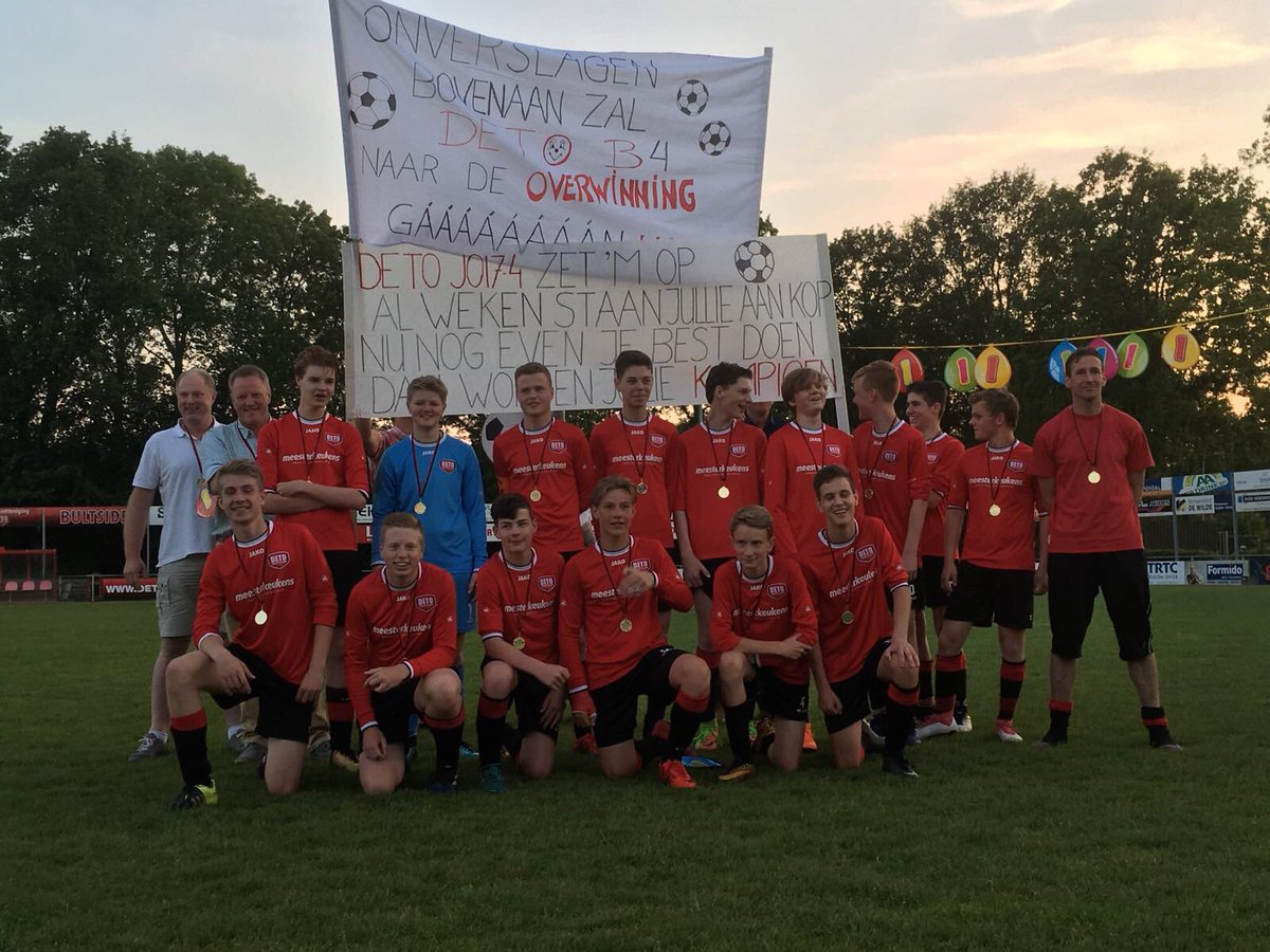 De eerste kampioen bij de jeugd is gehuldigd! DETO JO17-4 is na een 5-1 overwinning ongeslagen kampioen geworden.
