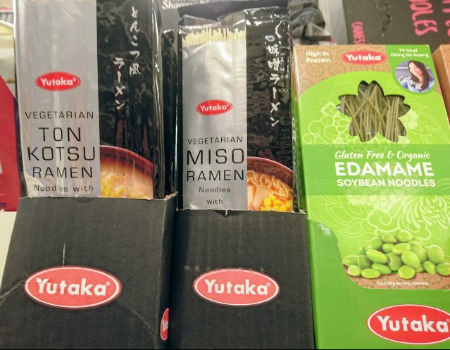 starfield_maya's tweet photo. 日本食がだんだん増えてきたイギリス。豚骨ラーメン発見！しかしベジタリアンってどういうことかしら⁇ https://t.co/THVXKR02kO
