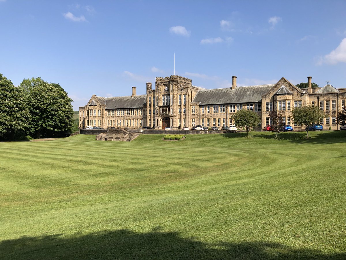 AlwaysComputing's tweet photo. Just arrived at Hogwarts (@BradfordGrammar) ready for the #CasHub meeeting tonight. Few MicroBit bits planned! https://t.co/KJOpGdIp2c