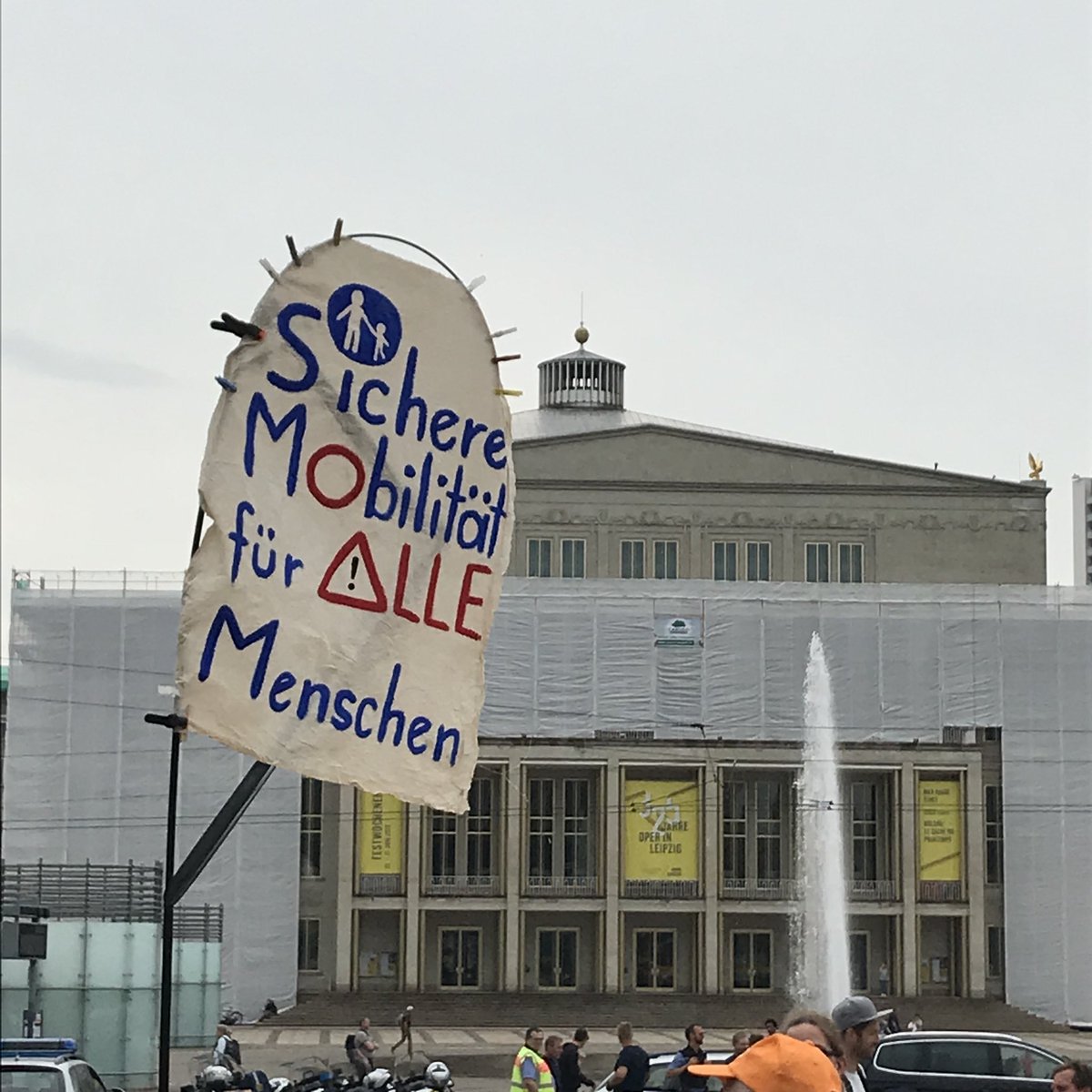 WilliamRambow's tweet photo. Fahrrädern. Augustusplatz. Jetzt. Vorbeikommen! #RadLE #SichereMobilität https://t.co/AK3rx3b9OS
