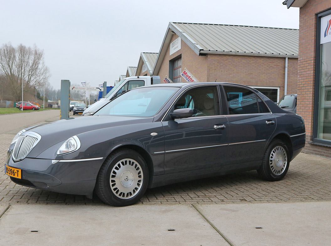YoungtimerEvent's tweet photo. Zeker, we zijn bevooroordeeld: zelf rijden wij ook #Thesis. Auto Eminent neemt een aantrekkelijk exemplaar mee naar @YoungtimerEvent : 82.000km én tegen een acceptabel bod. Veel meer auto voor je geld ga je niet vinden. Als we er niet al 3 hadden, dan wisten we het wel. #lancia https://t.co/uVgkoqXapd