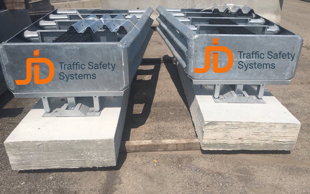 JDTraffic's tweet photo. Nog even de juiste #markering aanbrengen en deze #Obstakelbeveiligers kunnen geplaatst worden. Voor de veilige inrichting van #bermen leveren wij #Botskussens #Rimobs met de beste prestaties conform EN-1317-3 met #CEMarkering. Uit voorraad leverbaar. OPVALLEND VEILIG!!! https://t.co/FkHkQ2tNrA