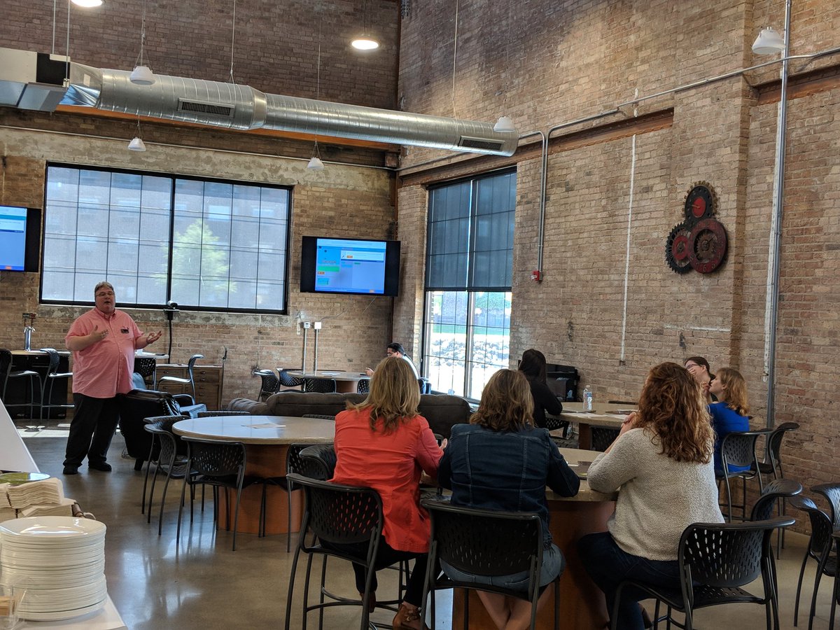rvcgoldeneagles's tweet image. .@ProfessorGeek took his #HourofCode show on the road today with employees at @Ebates! #rvchourofcode