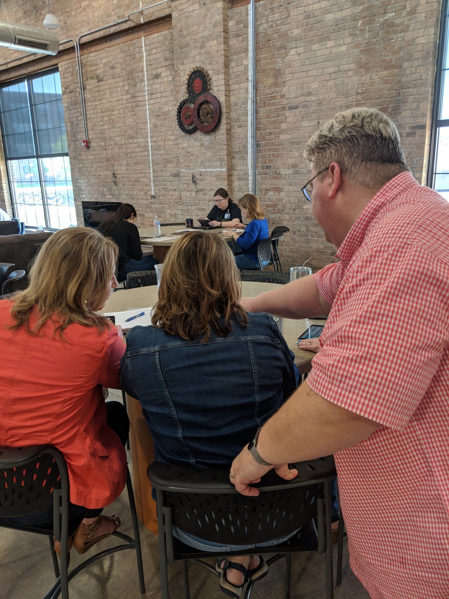 rvcgoldeneagles's tweet image. .@ProfessorGeek took his #HourofCode show on the road today with employees at @Ebates! #rvchourofcode