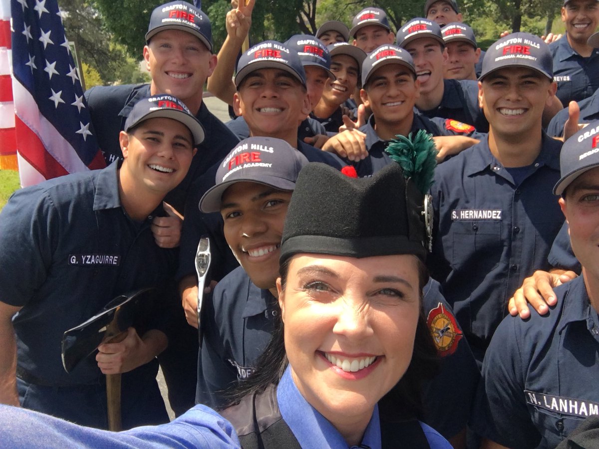 darkislepiper's tweet photo. Two Gigs and a wedding for this #ladyPiper 🥃 @MyCraftonHills @ChinoValleyNews #FirePipesandDrums #darkislebagpiper https://t.co/LyejrNJRhN