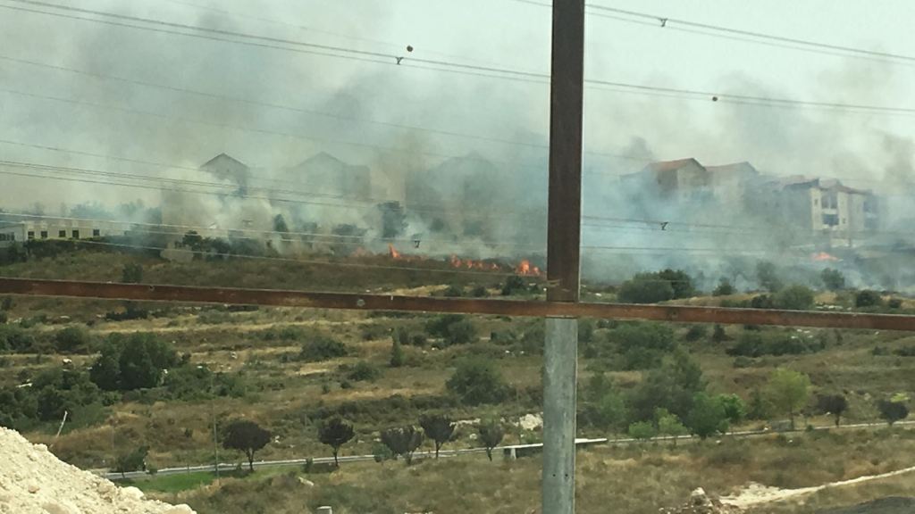 Fire Trucks and Planes Battling Large Brush Fires in Beit Shemesh chutznik.com/2018/05/23/fir…