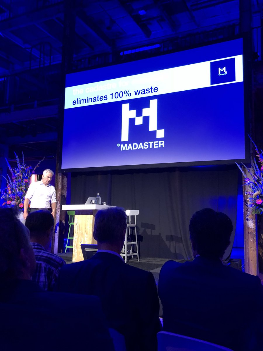 ColindadeBeer's tweet photo. Zeer inspirerend verhaal van Thomas Rau over circulariteit bij congres @AgroEnergy_NL #Energy4T https://t.co/CaqqUyQkS6