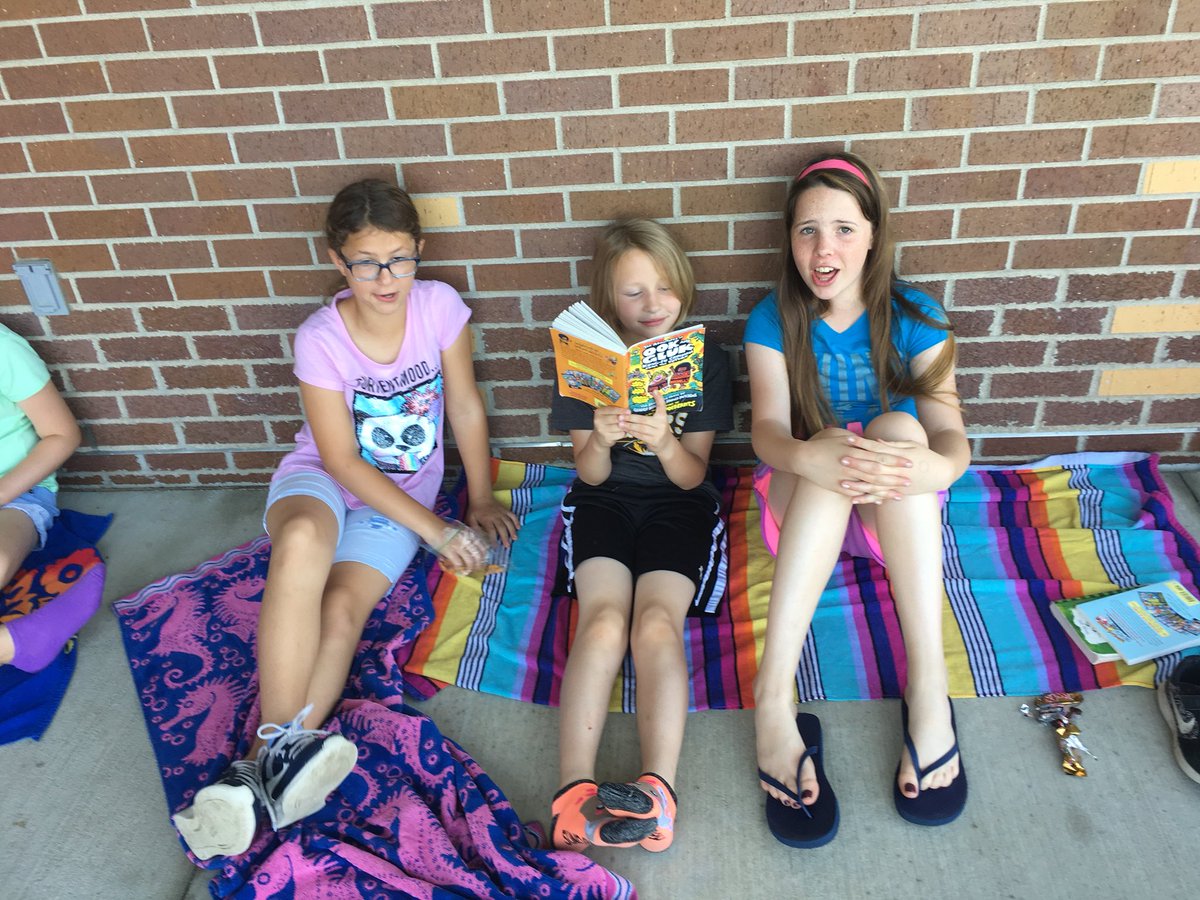 Holder5thgrade's tweet photo. Read and enjoy a snack with a friend aka third grade. @LBSharks @ISD5thGrade https://t.co/8i220ezHZ2