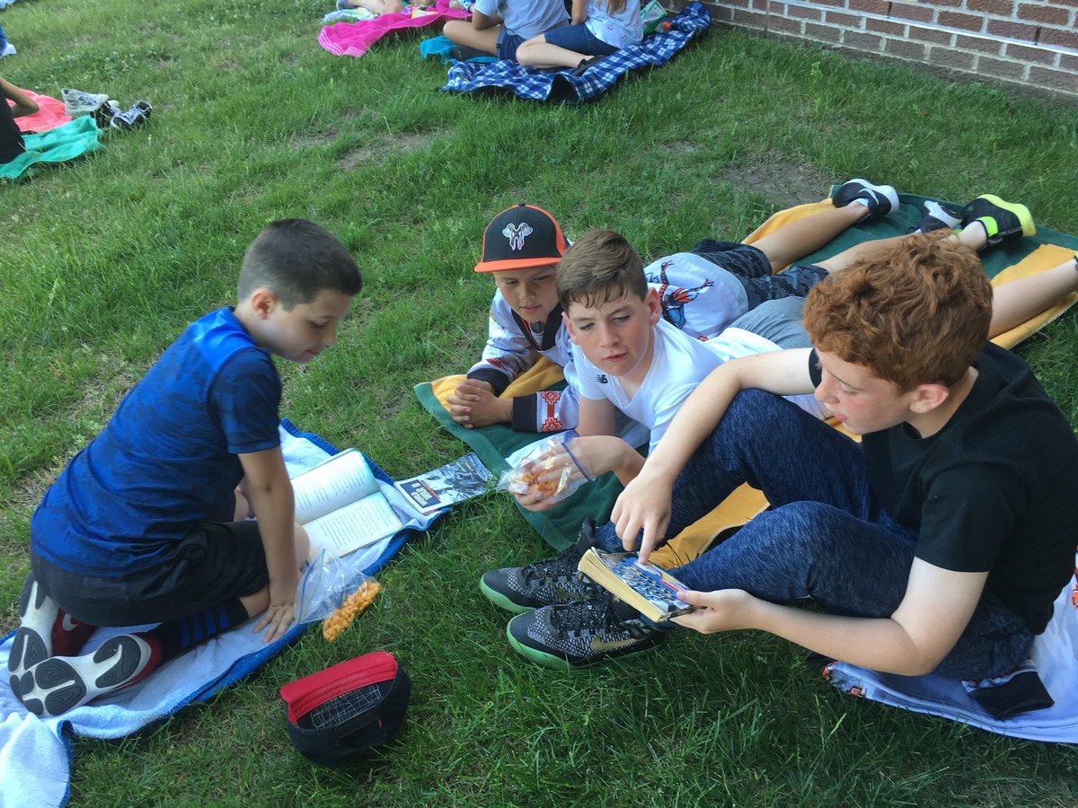 Holder5thgrade's tweet photo. Read and enjoy a snack with a friend aka third grade. @LBSharks @ISD5thGrade https://t.co/8i220ezHZ2