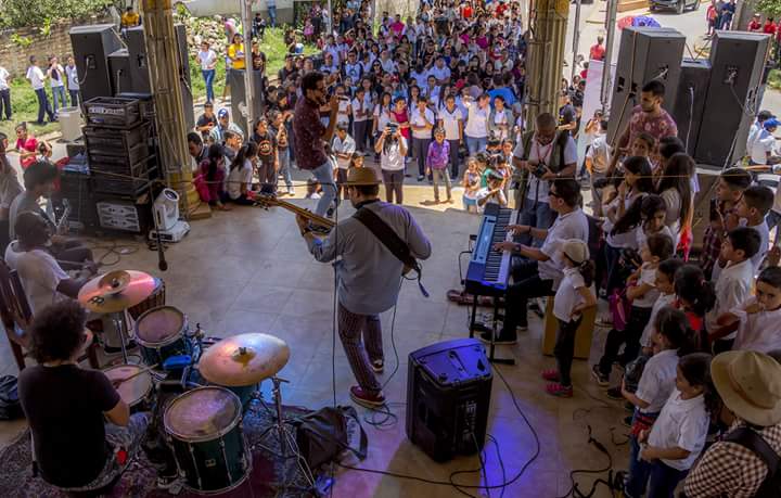 NationHnd's tweet photo. Música para promover la paz,
Bravo @WorldVisionHN #Visionarte https://t.co/VgYNJWS706