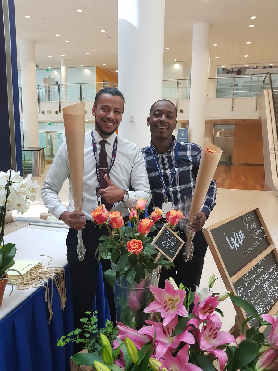 ixiaflowersuk's tweet photo. Two very happy customers loving our fire roses at our pop up in spinningfields today! #firerose #ixiaflowersuk #loveflowers #thepowerofaflower #fresh #beautiful #differen https://t.co/PR8RoTaQEX