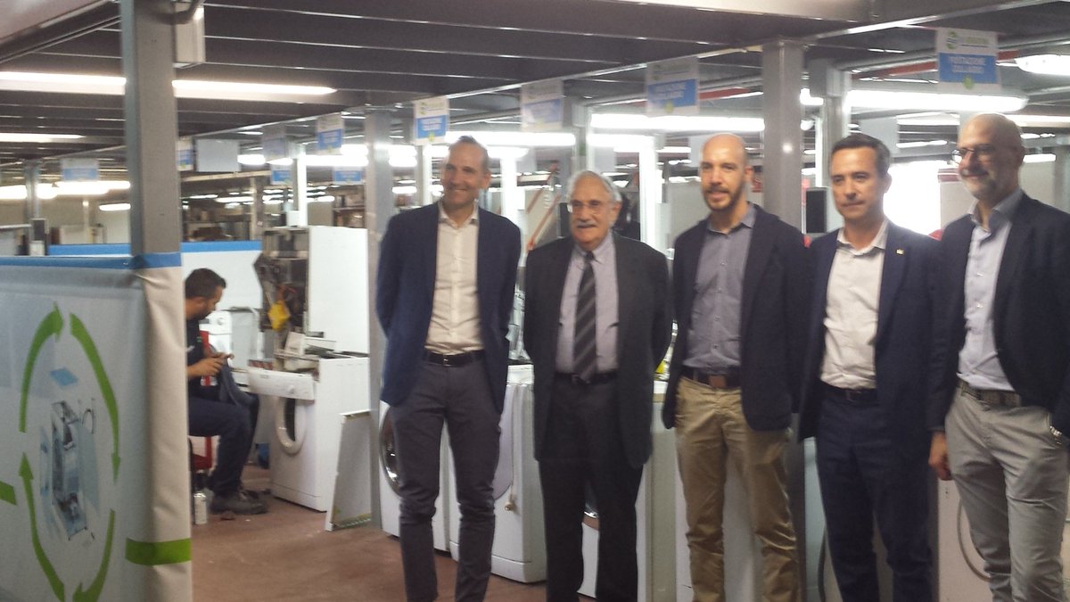 Ecodallecitta's tweet photo. #ambiente #lavoro #sociale il mix perfetto del progetto #RiGeneration di #Astelav che rigenera i #raee per creare nuove lavatrici. Questa è  #economiacircolare italiana https://t.co/mUZ7z1E3fe