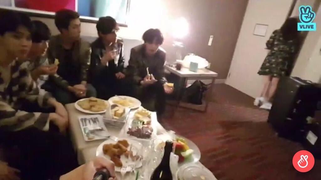 Şu an anasayfam bu fotoğraf ve yan tarafta görmüş olduğunuz kadına saydırılan küfürlerle dolu Kadın sadece bir stilist hatta BBMA gecesinde aynı koltukta gururdan ağladılar ama zaten sevgilileri de olsa sizden böyle bir şey beklemezdim Belki iyi niyetle orda ama aldığı küfürler..