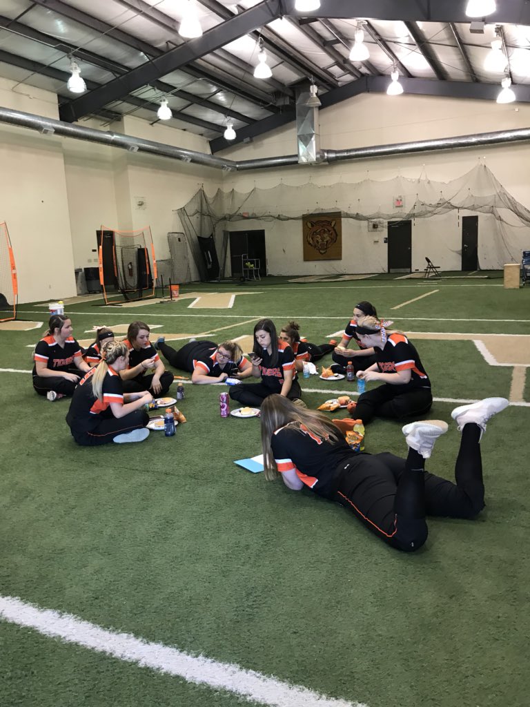 NBTigersAD's tweet photo. Softball getting ready to head out: https://t.co/nnO4Z6cDj0