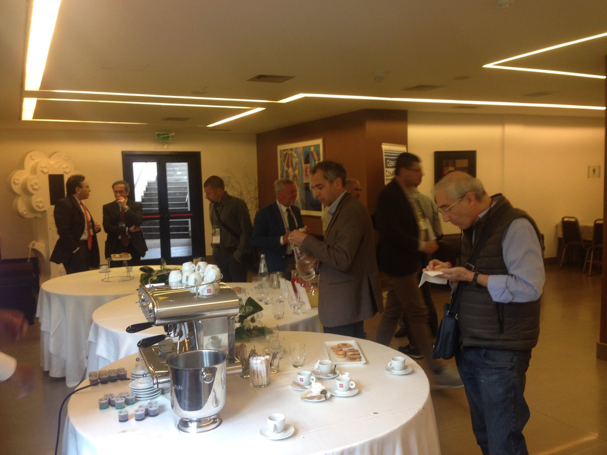 ReLicenseItalia's tweet photo. #IL18 #IntelligentLicensing2018 #RoadShow #ReLicenseItalia a #BARI #domande #risposte tante interessanti 👍🏻👏🏻💾📀💰💶⚖️ https://t.co/vKu5gnkx1w https://t.co/SFPQpfxKvc