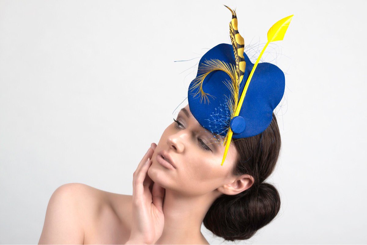 Hat of the day! A lovely navy blue! 

#hat #millinery #millinerycouture #millinerydesign #millineryflowers #millinerysupplies #millineryaustralia #millinerylondon #blue #navyblue #yellow #royalascot #henleyregatta #epsomderby #rhschelsea #racing #races #raceseason #horseracing