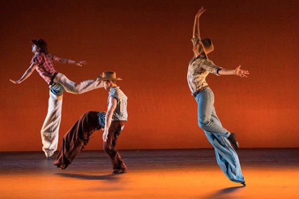 NextMoveDance's tweet photo. “I don’t come in and say, ‘Do this and do that,’ but I try to be a catalyst for the choreography,” says Moses Pendleton, MOMIX founder. 🌟 Thank you again for joining us at the Prince Theater and welcoming MOMIX to Philly for our last show of the season! 🌺 https://t.co/Yx2LCVymJS