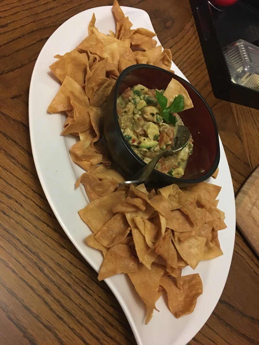 WeDidItBoston's tweet photo. Fresh chips and guacamole! #delicious #foodporn #guacamole #fresh #familystyle https://t.co/WdLrE6l7Jo