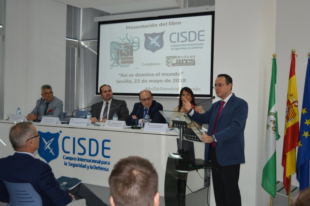 CISDEinfo's tweet photo. Pedro Baños @geoestratego desvela las claves del dominio del #poder mundial en @CISDEinfo ante un auditorio repleto en #Sevilla para presentar su libro #AsíSeDominaElMundo sobre #geopolítica y geoestrategia https://t.co/VuPBKQBqCq #seguridad #defensa #Sevillahoy https://t.co/xhCnX7JFMg