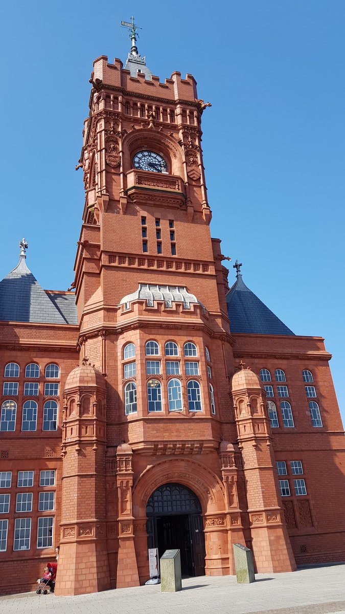 USWCreative's tweet photo. Brilliant start to the @TheShow_18 at the Pierhead! Congratulations to our @USWGraphics students and special thanks to @Kirsty_Williams for her sponsorship of the event #CardiffGradfest2018 https://t.co/xkw1aI3SwB
