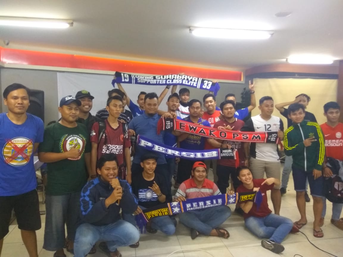After match Persib vs PSM 
Yg lain udh pada pulang. Pinuh pisan, maafkan kalo ngaheab 😀
Terimakasih <a href="/Arek_PSM/">#KembaliBerlayar</a> telah nobar sama kita. 🙋