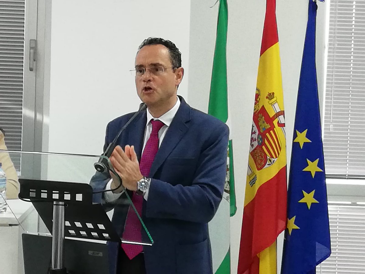 observ_militar's tweet photo. Pedro Baños @geoestratego desvela las claves del dominio del #poder mundial en @CISDEinfo ante un auditorio repleto en #Sevilla para presentar su libro #AsíSeDominaElMundo sobre #geopolítica y geoestrategia https://t.co/CxDtOY9iTJ #seguridad #defensa #Sevillahoy https://t.co/iAevOLFKGV