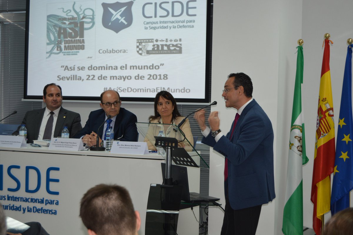 observ_militar's tweet photo. Pedro Baños @geoestratego desvela las claves del dominio del #poder mundial en @CISDEinfo ante un auditorio repleto en #Sevilla para presentar su libro #AsíSeDominaElMundo sobre #geopolítica y geoestrategia https://t.co/CxDtOY9iTJ #seguridad #defensa #Sevillahoy https://t.co/iAevOLFKGV