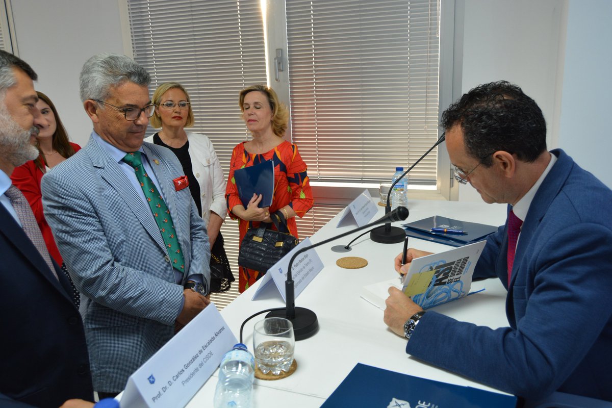 observ_militar's tweet photo. Pedro Baños @geoestratego desvela las claves del dominio del #poder mundial en @CISDEinfo ante un auditorio repleto en #Sevilla para presentar su libro #AsíSeDominaElMundo sobre #geopolítica y geoestrategia https://t.co/CxDtOY9iTJ #seguridad #defensa #Sevillahoy https://t.co/iAevOLFKGV