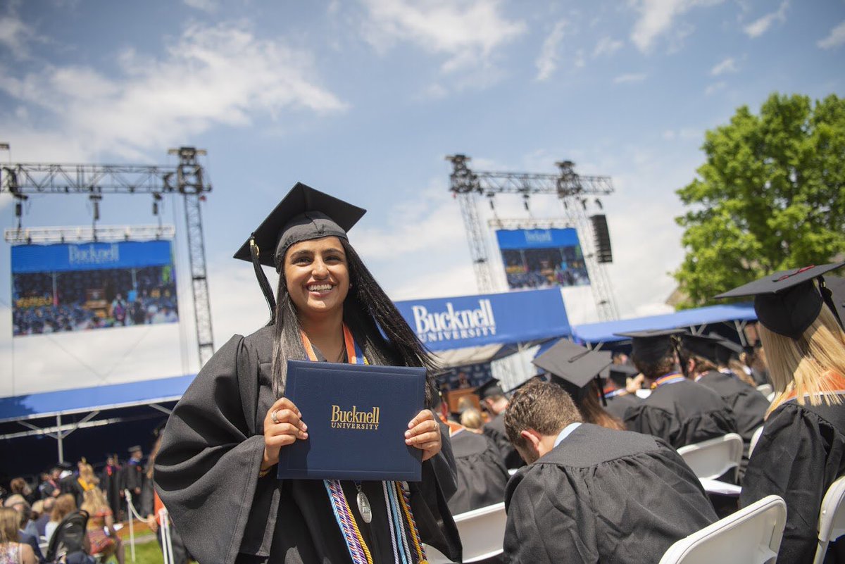 BucknellU's tweet photo. More of our favorite moments from the #Bucknell2018 commencement! 🧡🎓💙 https://t.co/Nrba6PF7BB