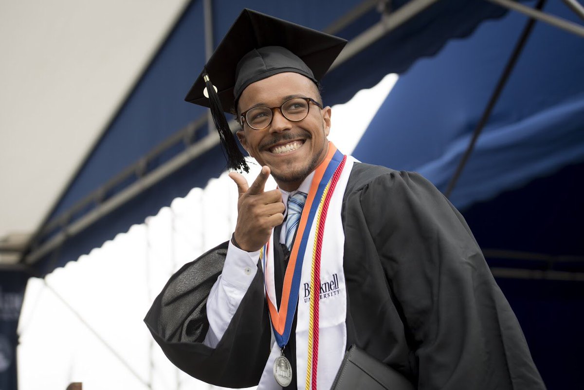 BucknellU's tweet photo. More of our favorite moments from the #Bucknell2018 commencement! 🧡🎓💙 https://t.co/Nrba6PF7BB