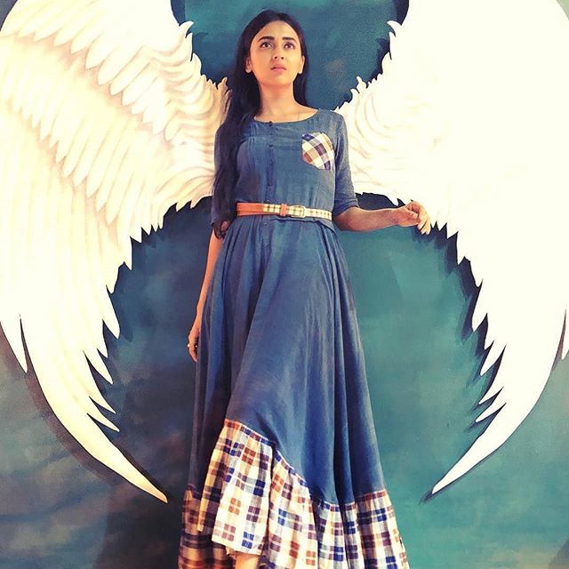 telly_updates2's tweet photo. #rishtalikhengehumnaya #diya #tejasswiprakash #dira #rohitsuchanti #ragini #swaragini #tejaswiprakash #teja #loveutejadii #raglak #temish #queen_of_queens #sonytv #ratan #dibhay #tejaswiprakashwayangankar #tejit #tejulove #tehit #india #teju #pehredaarpi… https://t.co/xATrtMv0AI https://t.co/SKbFUKIKTe