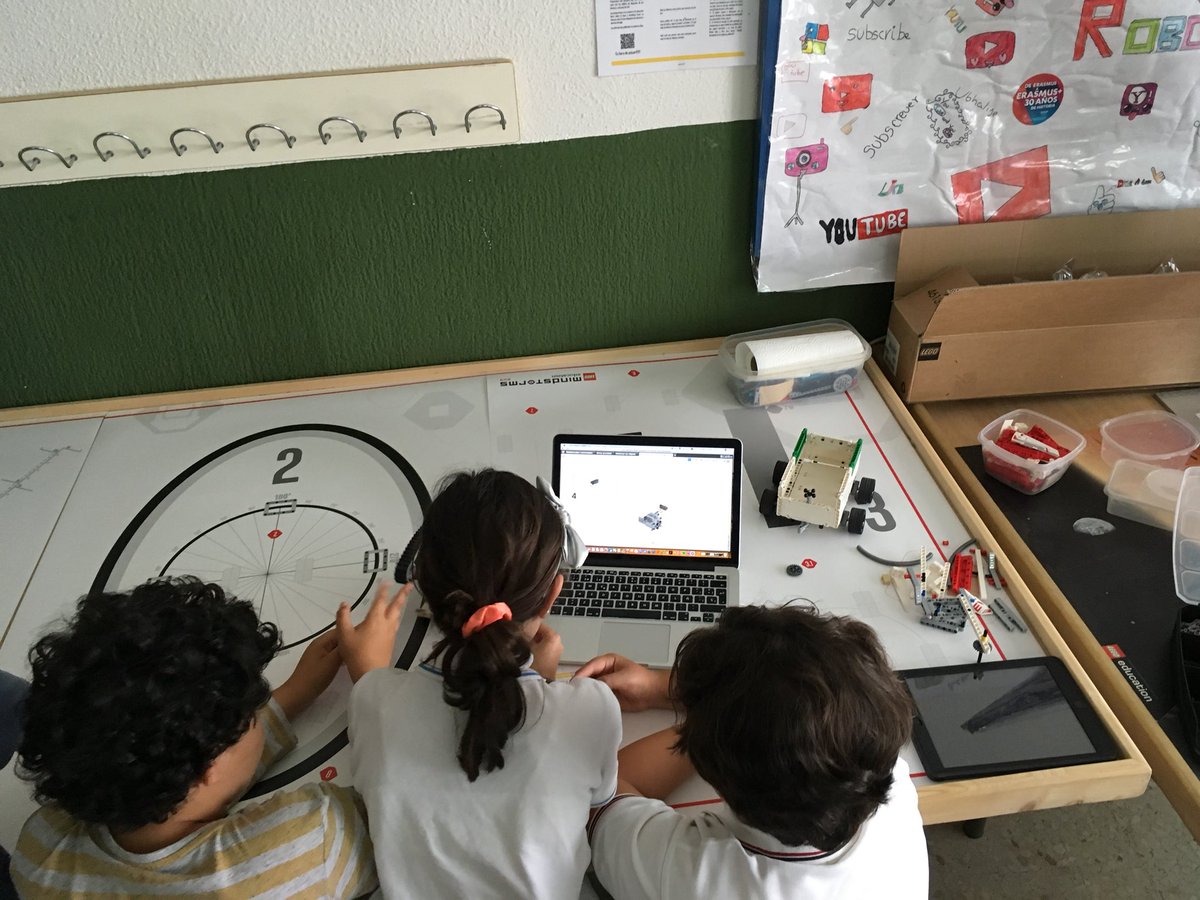 JoseAlberMartin's tweet photo. Tarde de @Profundiza = a tarde de robótica y matemáticas... Superando retos y aprendiendo programación básica usando fórmulas matemáticas en @PblAtalaya @EducaAnd @AverroesPortal  @LEGO_Education @RossellimacEDU https://t.co/pVR2N7apTD